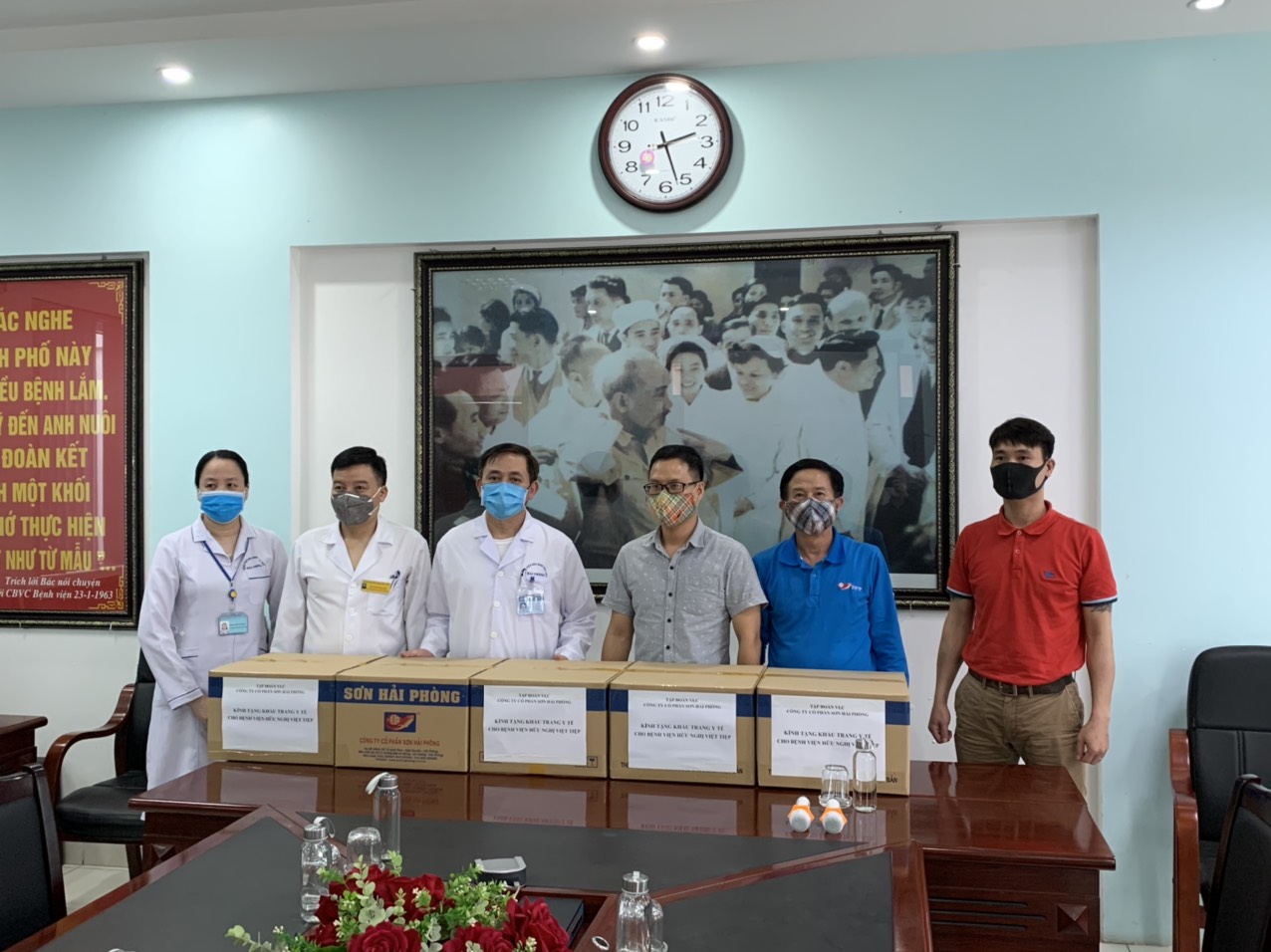 BCH công đoàn Công ty CP Sơn Hải Phòng đã trao tặng 2.000 khẩu trang y tế N95 cho các bác sĩ bệnh viện hữu nghị Việt Tiệp – Hải Phòng.